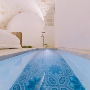 PROGETTO CINQUEVITE ROOMS & POOL POLIGNANO CON LA COLLABORAZIONE DELL’ARCH. MAURO LA NOTTE